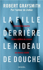 La fille derrière le rideau de douche